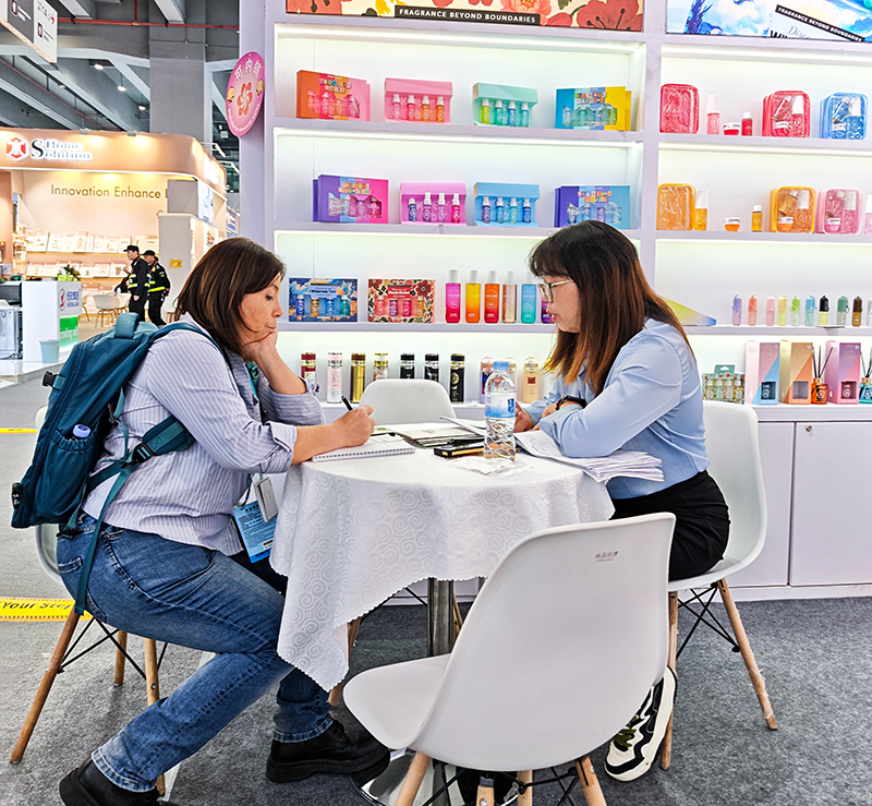 Meizhiyuan Perfume Wins Over International Buyers at the 138th Canton Fair.